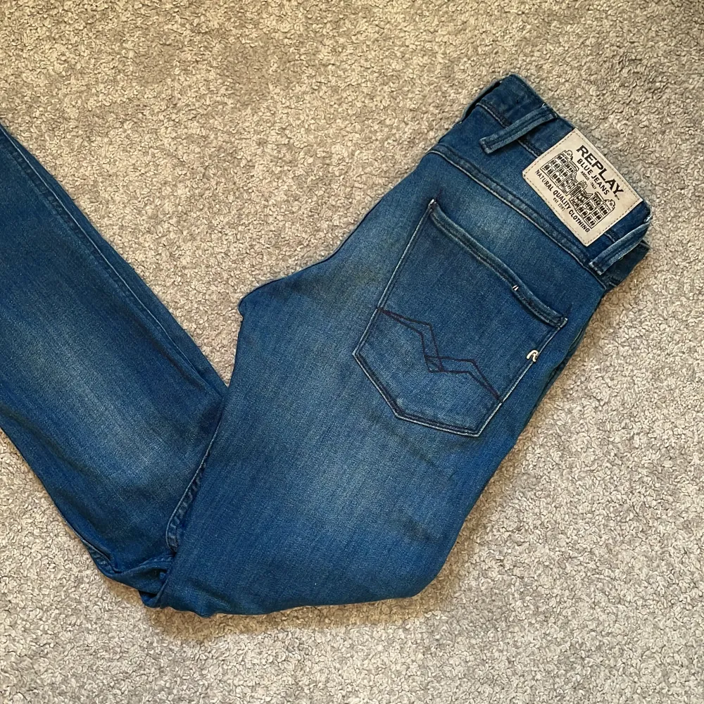 Säljer nu dessa snygga replay jeans då jag inte använder dom längre. De är i modellen anbass slim fit. De är väldigt sparsamt använda och därmed riktigt fint skick! Inga tydliga defekter!. Jeans & Byxor.