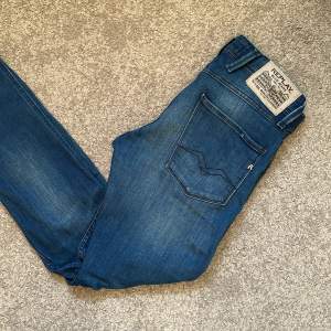 Säljer nu dessa snygga replay jeans då jag inte använder dom längre. De är i modellen anbass slim fit. De är väldigt sparsamt använda och därmed riktigt fint skick! Inga tydliga defekter!