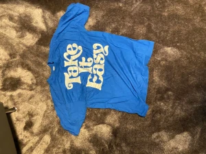 Junkyard t shirt  - Hej, nu säljer jag min Junkyard t shirt som inte kommer till andvändning. 9/10 är skicket för den har kanppt kommit till andvänding 