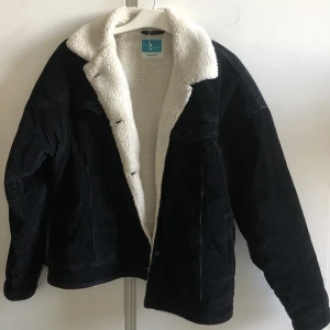 Jacka - Jättemysig jacka nu till hösten, den sitter som en ”kort kappa” men har  manchestertyg utanpå och gosigt ludd inne💕