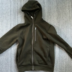 Sail racing tröja - Jätte fin sail racing tröja i stl S, cond 9/10. Mitt pris 400. Nypris 1400. Allt gott, MVH Simon 