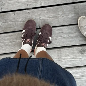 Adidas Gazelle  - Slutsålda Adidas Originals Gazelle. Endast använda en gång, så inget att anmärka på. Färg: shadow brown/cream white Storlek: 36