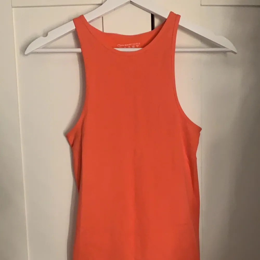 En riktigt fin orange rosa klänning, lång och aldrig använd för att den är för liten, stl 2xs. Klänningar.