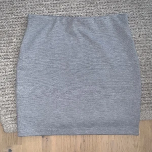 Kjol - Grå kort kjol i fint skick. Passar till vardags och fest💕