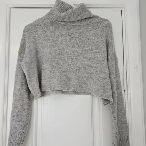 Stickad topp - Stickad topp med hög hals. Står ej storlek men sitter som en S💕
