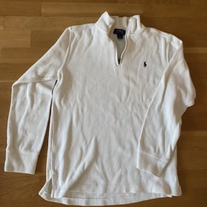 Ralph Lauren Halfzip - Tja! Säljer nu denna snygga halfzippen.  Storleken är 14-16y L men passar vuxenstorlekar som xs. Kontakta mig vid eventuella frågor!😁