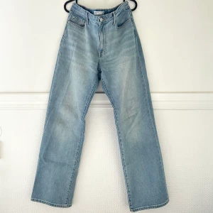 vida jeans ljusblåa  - frakt tillkommer, pris kan diskuteras, betalning sker via swish, hör av er vid frågor & intresse.