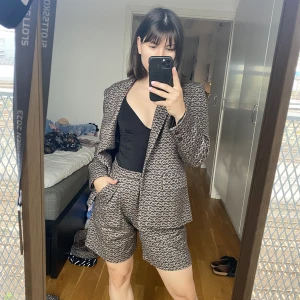 Handgjord kostym - Väldigt snygg och unik kavaj och shorts handgjord av min mamma. Säljer för att de kommer inte till användning. Använd 2 gånger så de är typ nya.  Det finns två machande hattar (kolla mitt nästa inlägg).  Skriv gärna om du har frågor ✨