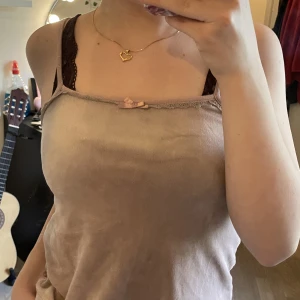 Sammets topp - En sååå fin rosa sammetstopp som jag inte använt på så länge och tyvärr blivigt lite liten för mig, den är i barn storlek men sitter som en xs/Xxs typ.  Tryck på köp nu eller kontakta mig vid frågor eller om sammfrakt ! 💗