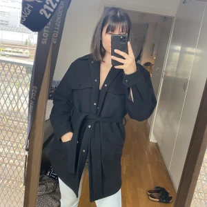 Snyggt höstjacka - En väldigt fint höstjacka från Envii. Ull och plyester blandning. Använd men har inga anmärkningar.  Storlek: S/M