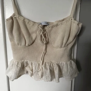 stickad Zara topp - Väldigt söt stickad topp ifrån zara, den är oanvänd och har inga fel. Skulle passa någon med storlek xs/s.