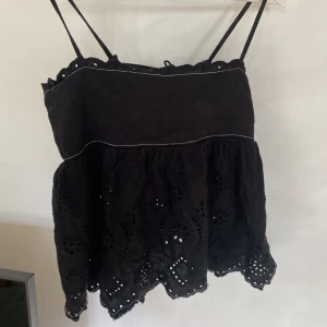 Zara topp - Jättefin zara topp, passar till både fest och sommar❤️bandet bak går att knyta så kan vara tajt och lös. strl m men passar en s bättre! 
