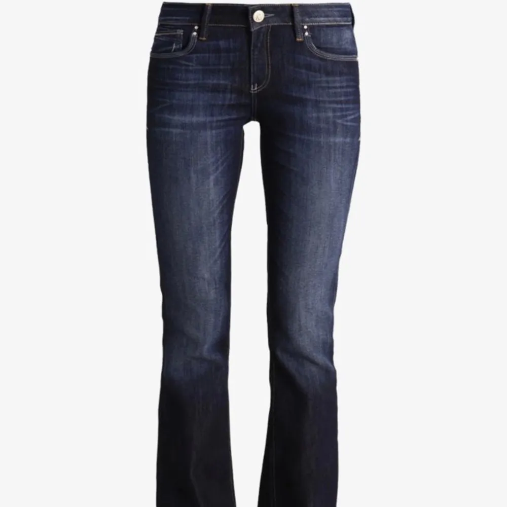 Säljer mina Mavi bootcut jeans då jag har för många. ‼️MINA ÄR SVARTA‼️ . Jeans & Byxor.