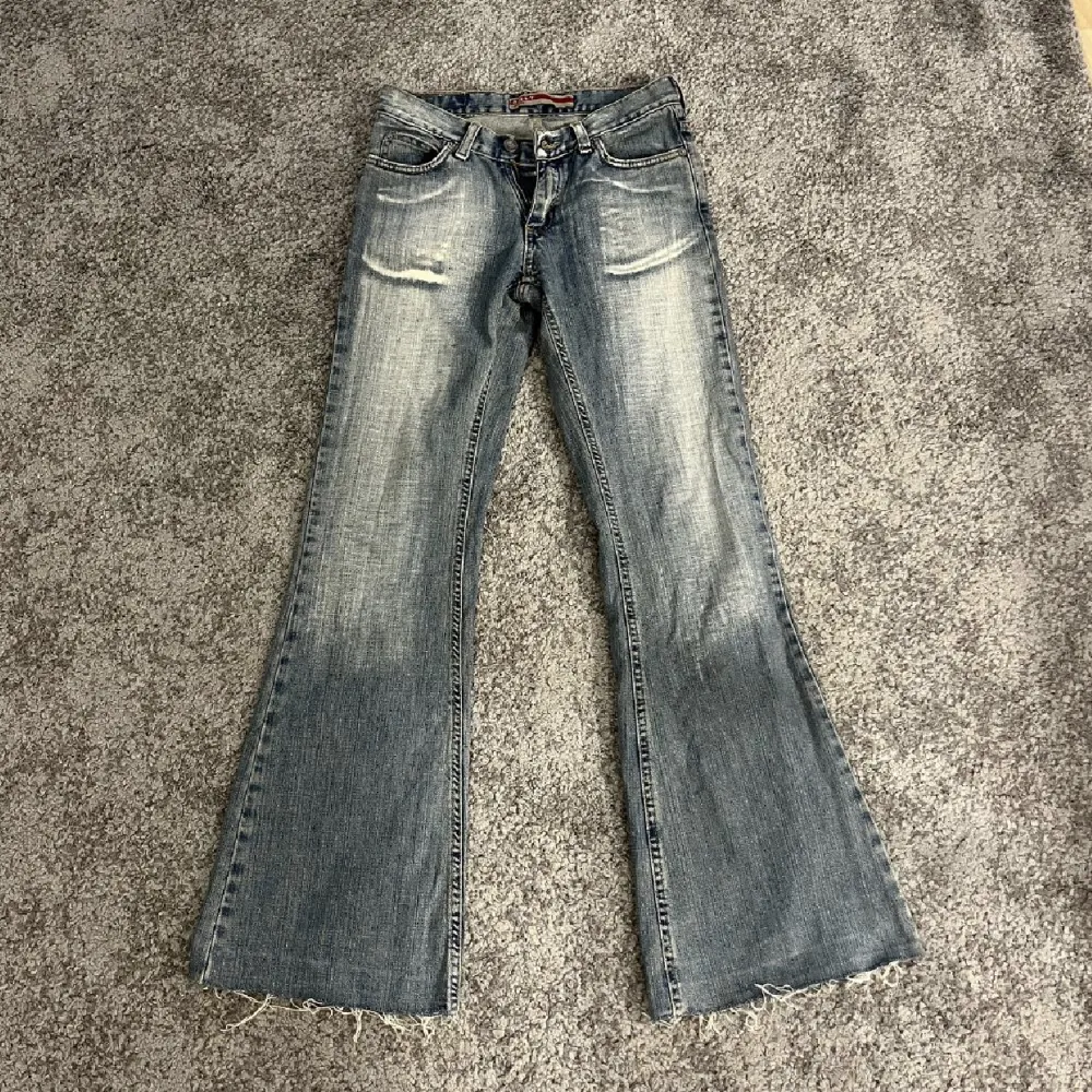 Säljer dessa super fina jeans med en cool tvätt från ONLY. köpte på Plick men för små för mig😭säljer för 450 kr + frakt💗💗. Jeans & Byxor.