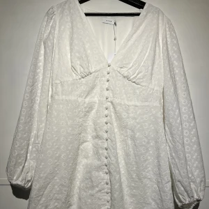 Klänning  - Vit klänning perfekt inför avslutning, student.   Från vila helt oanvänd (prislapp kvar)   Nypris 800 säljer för 750 kan gå ner i pris vid snabb affär. 
