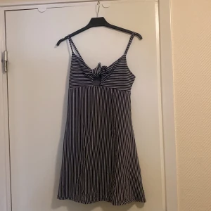 Klänning - Klänning från Gina tricot, stl S. Använd en gång. Oanvänt skick. 150kr. 