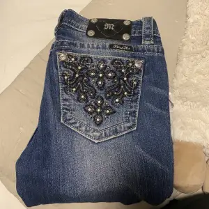 Säljer nu mina assnygga MissMe jeans köpta här på Plick för ett tag sedan.  Midjemått (mätt rätt över): 36cm Innerbenslängd: 78cm