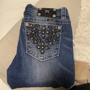 MissMe Jeans - Säljer nu mina assnygga MissMe jeans köpta här på Plick för ett tag sedan.  Midjemått (mätt rätt över): 36cm Innerbenslängd: 78cm