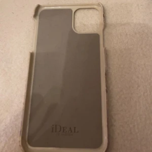 Ideal of Sweden case  - För iPhone 11 PRO Max bra skick, en liten repa på sidan om bokstäverna men annars skalet är bra skick 