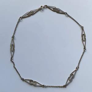 Halsband: - Högkvalitativ, tror äkta silver - Unik - Omkrets ca 42 cm - Bra skick, jag säljer för att det inte används längre.
