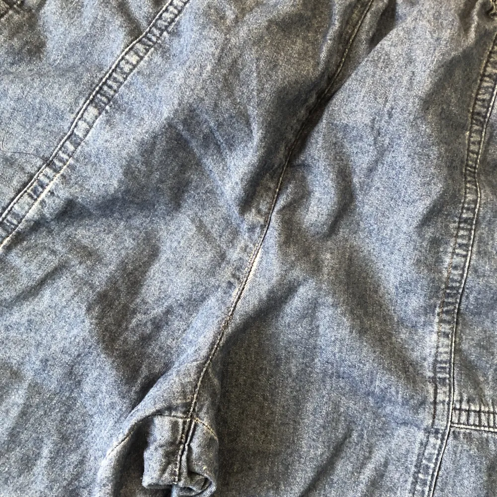 Coola 3/4 byxor med knapp detaljer. Står ingen storlek men estimerad S/M. Liten defekt (se bild nr 3). Jeans & Byxor.