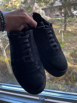 Arigato skor - Hej säljer mina arigatos då de har blivit för små för mig. Använda relativt lite och har små slitningar men nästan som nya, välvårdade och borstade med mocka borste hör av er vid frågor MVH