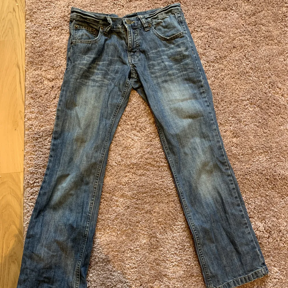 Säljer mina lågmidjade jeans från Lab Industries som nu har blivit förkorta för mig😢. Köpte dom på Sellpy för 120 kr, och säljer nu för 60 kr. De är i barnstorlek 158💗. Jeans & Byxor.