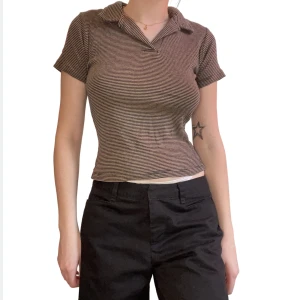 Brandy Melville-topp - Brun randig tröja från Brandy! Grunge vibe, söt och y2k. Passar mig som är S men passar även XS och M om man vill bära den som croptop! Mycket stretchig och bra kvalitet då jag bara använt ett fåtal gånger💓💓Love this one!