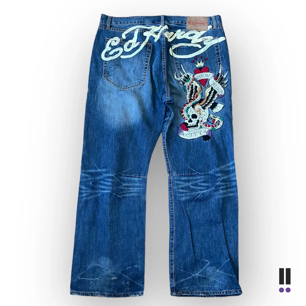 feeeta ed hardy jeans, sjukt baggy.  ❗️mer finns på www.benimdenim.se❗️ 💜midja, 54cm 💜tag, 42x34 💜ytterben, 117cm 💜innerben, 85cm 💜benöppning, 26cm ❗️priset är inte fast, vi tar emot trades❗️. Jeans & Byxor.