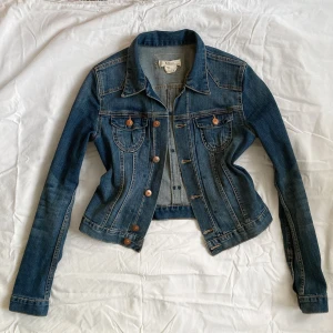 Jeansjacka - Blå jeansjacka perfekt i vårvädret. Knappt använd! Fickor och detaljer på framsidan. Använd ”köp nu” funktionen, skriv för frågor eller fler bilder🌀