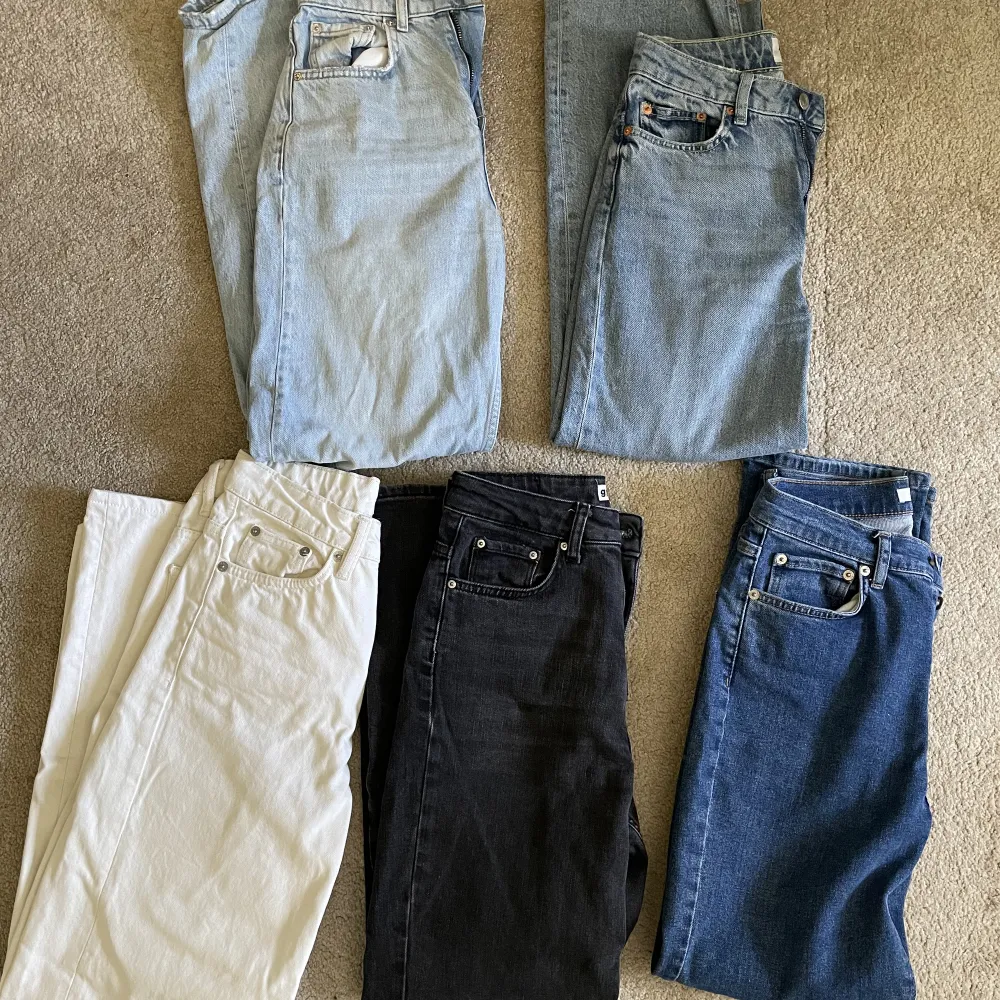 Massor med jeans! Kolla in profilen för o se jeansen var för sig💗 Jeansen kostar olika❗️ Fråga gärna om fler bilder. Jeans & Byxor.
