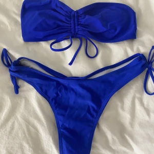 Bikini - Helt oanvänd marinblå bikini, tyvär för liten för mig, i storlek M, har även inlägg i toppen❤️