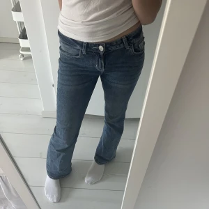 Blåa low waist jeans - Jättesnygga low waist byxor från H&M. Helt slutsålda. Väldigt sparsamt använda. Inga defekter. Frakt ingår inte i priset. Pris kan diskuteras. 