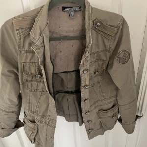 Vårjacka - Säljer min jätte fina vårjacka då jag inte får användning för den. Jackan är i strl 40 men passar mig som har xs. För mer info kom privat❤️