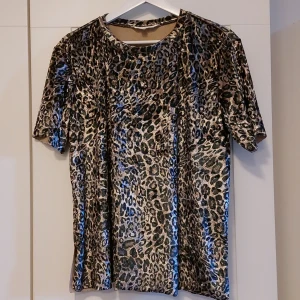 Topp - Cool party topp från Firts Class Party! Slitsad i sidorna.