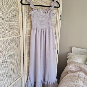 Lavendelila klänning från shein i storlek M. Medellång och stretchig.
