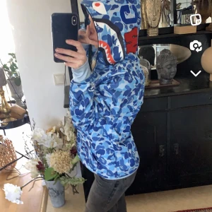 Aespa blå - En aespa Hoodie som aldrig kommit till användning.kontakta mig för fler bilder💕💕