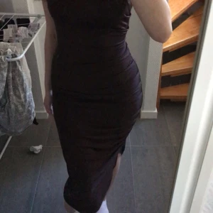 Tight klänning med slits - Säljer en tight klänning med slits från shein, liknar skims.