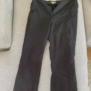 Insydda kostymbyxor  - Insydda kostymbyxor från H&M. Storlek 40, men lite insydda i midjan så de passar mig som har 38. Säljer då de ej kommer till användning. Skönt mjukt material. Köpt för 399, säljer för 100kr+frakt🖤💛