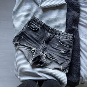 Super snygga grå jeansshorts från zara, aldrig använda🩷finns ingen lapp i, men sitter bra på mig som har M!