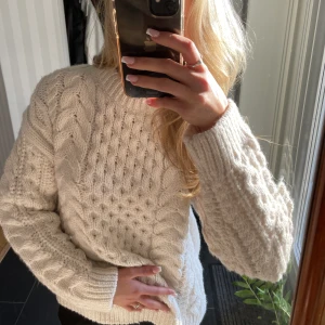 Tjocktröja - Varm och mysig stickad tjocktröja! Nästan oanvänd💗