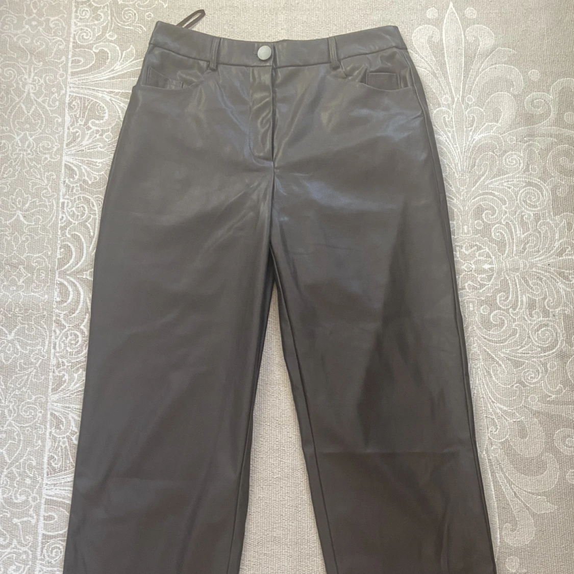 Mörkbruna skinnbyxor från Only - 90