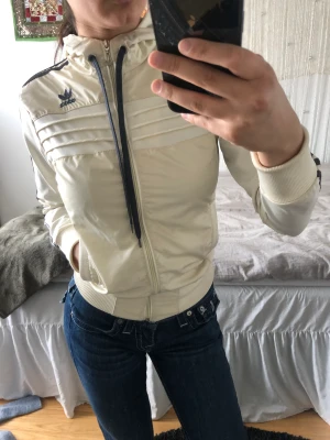 vintage adidas tracksuit topp - säljer denna vintage tracksuit toppen som har några defekter därav priset, jag ska försöka få bort dem! kom aldrig till användning 