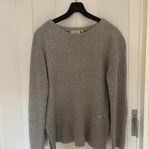 Grå tröja - Grå tröja i storlek S, säljs då den aldrig kommer till användning. Hör av er vid frågor🥰