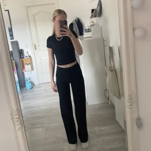 svarta kostymbyxor  - väldigt omtyckta stretchinga kostymbyxor från madlady, använda men i bra skick