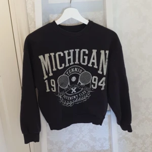 Sweatshirt  - En sweatshirt från gina tricot💕