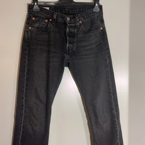 Levis 501 27/30 - Säljer nu mina Levis jeans eftersom de inte passar mig någon mer. De är i storleken 27/30 och är köpta i butik för 1100kr. Nyskick 
