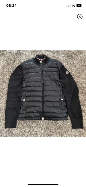 Moncler Cardigan - Skick 9/10 inga defekter. Såklart äkta, skriv om mer bilder eller frågor. Storlek M