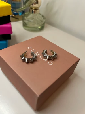 Edblad  - Säljer otroligt mycket smycken just nu från edblad just nu, örhängen, halsband armband med mera till ett mycket bra pris! Skriv i chatten om något specifikt smycke önskas eller fler bilder på produkterna! Ovan är några exempel, de klassiska örhängena!   