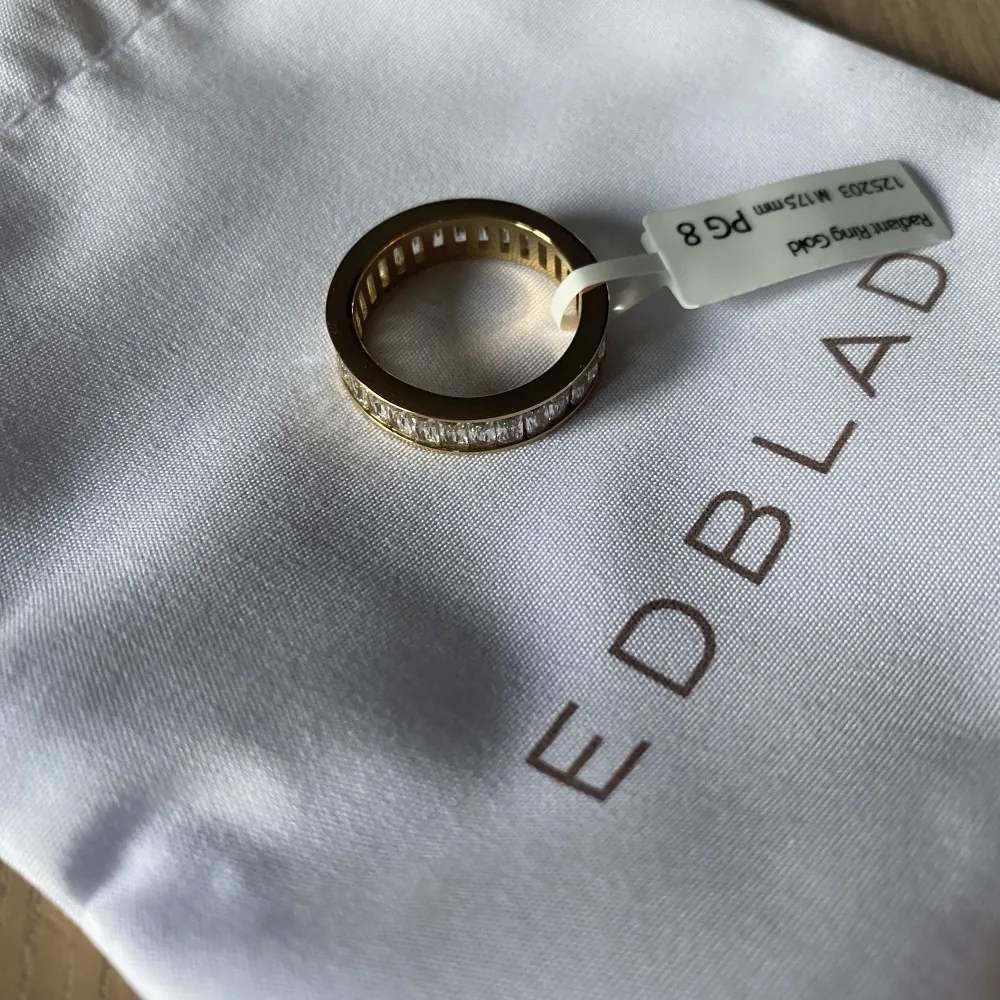 Edblad Radiant Ring Gold. 14 karat guldpläterat ring. Helt oanvänd. Lappen sitter kvar på och dustbagen finns kvar. Köptes för ca en månad sedan men inte använts. Storlek 8 (17,5 mm) Nypris 499 kr. Accessoarer.